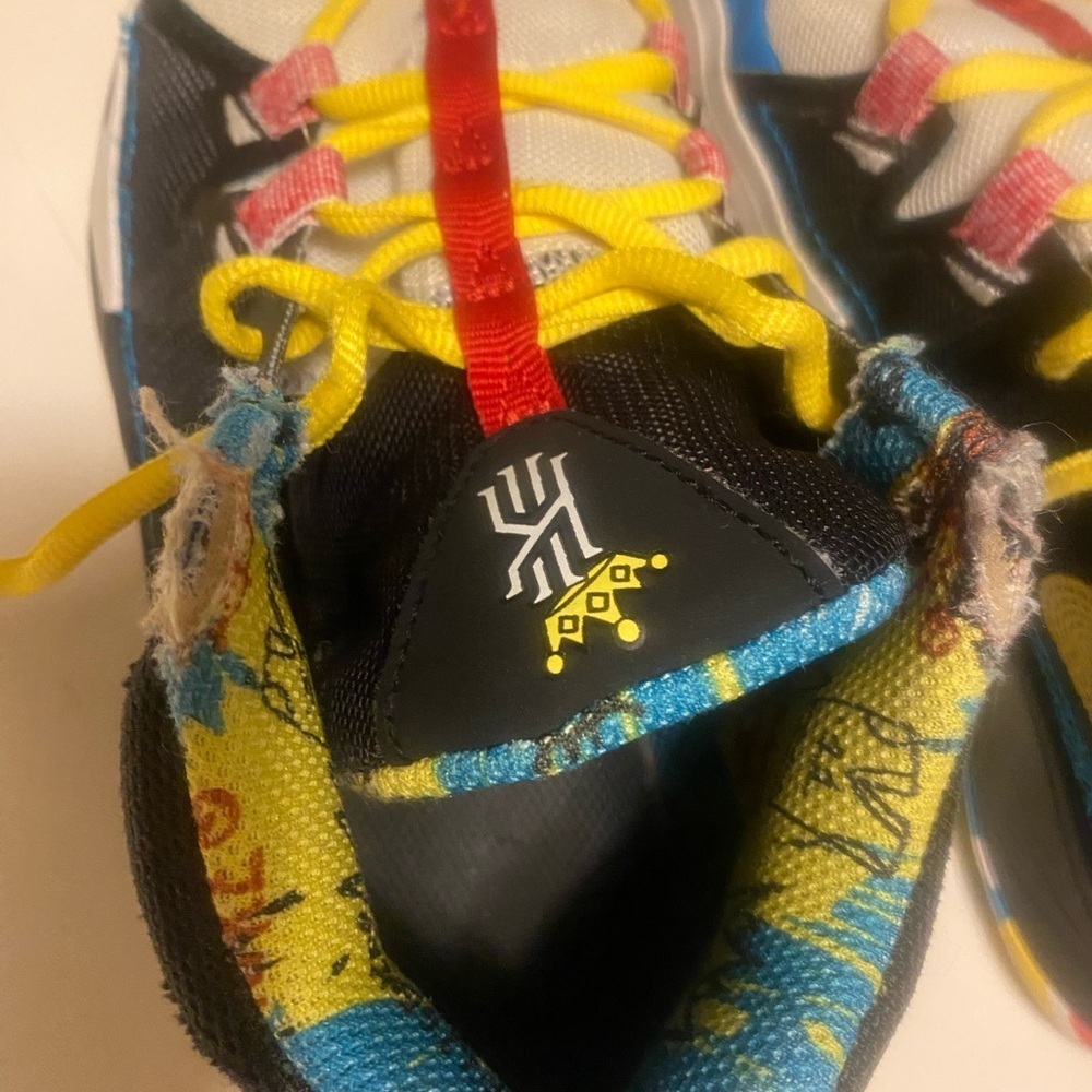 Nike kyrie irving flytrap FD0215-001 Youth Size 5.5 Distressed No Box See Photos - Picture 3 of 8